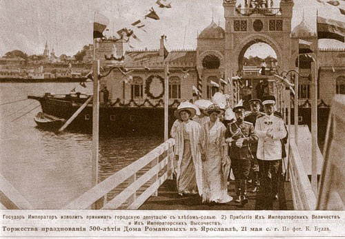 nikolaj-ii-stupaet-na-bereg-yaroslavlya-1913