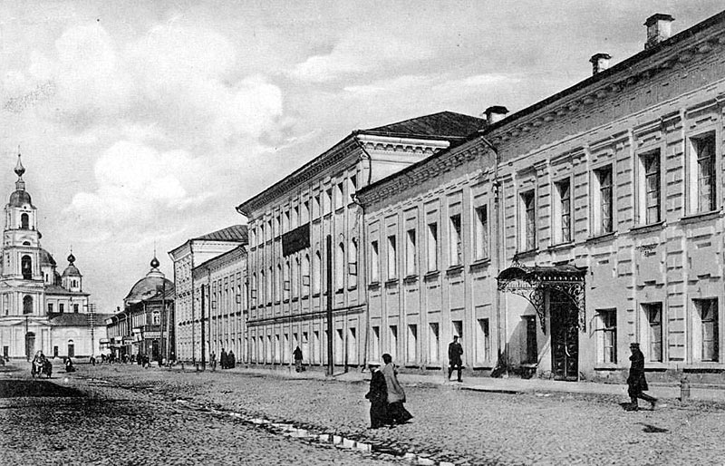 v-etom-zdanii-v-raznoe-vremya-razmeshhalis-narodnaya-shkola-muzhskaya-i-zhenskaya-gimnazii-a-segodnya-zdes-priemnaya-komissiya-yargu