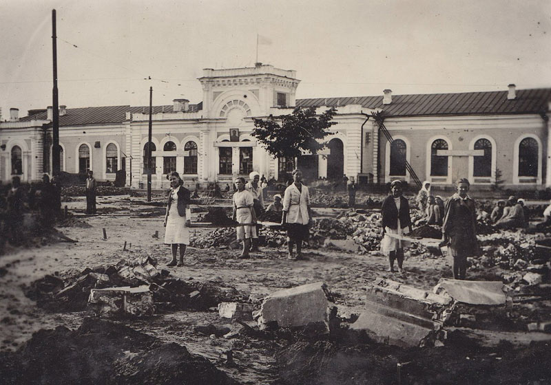 stroyat-privokzalnuyu-ploshhad-1945
